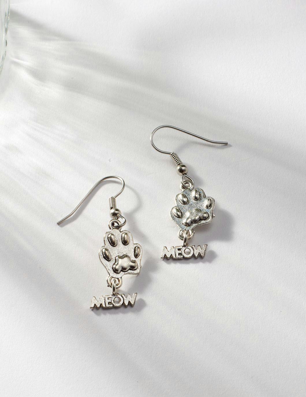 pewter-stainless-steel-earrings-meow-meow-paws